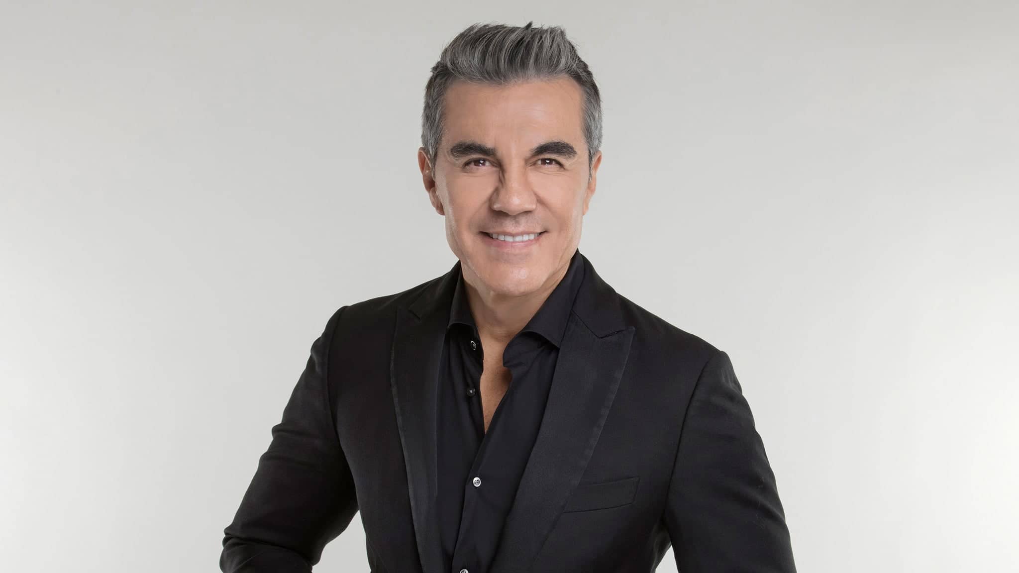 Adrian Uribe: 50 y Pico Tour