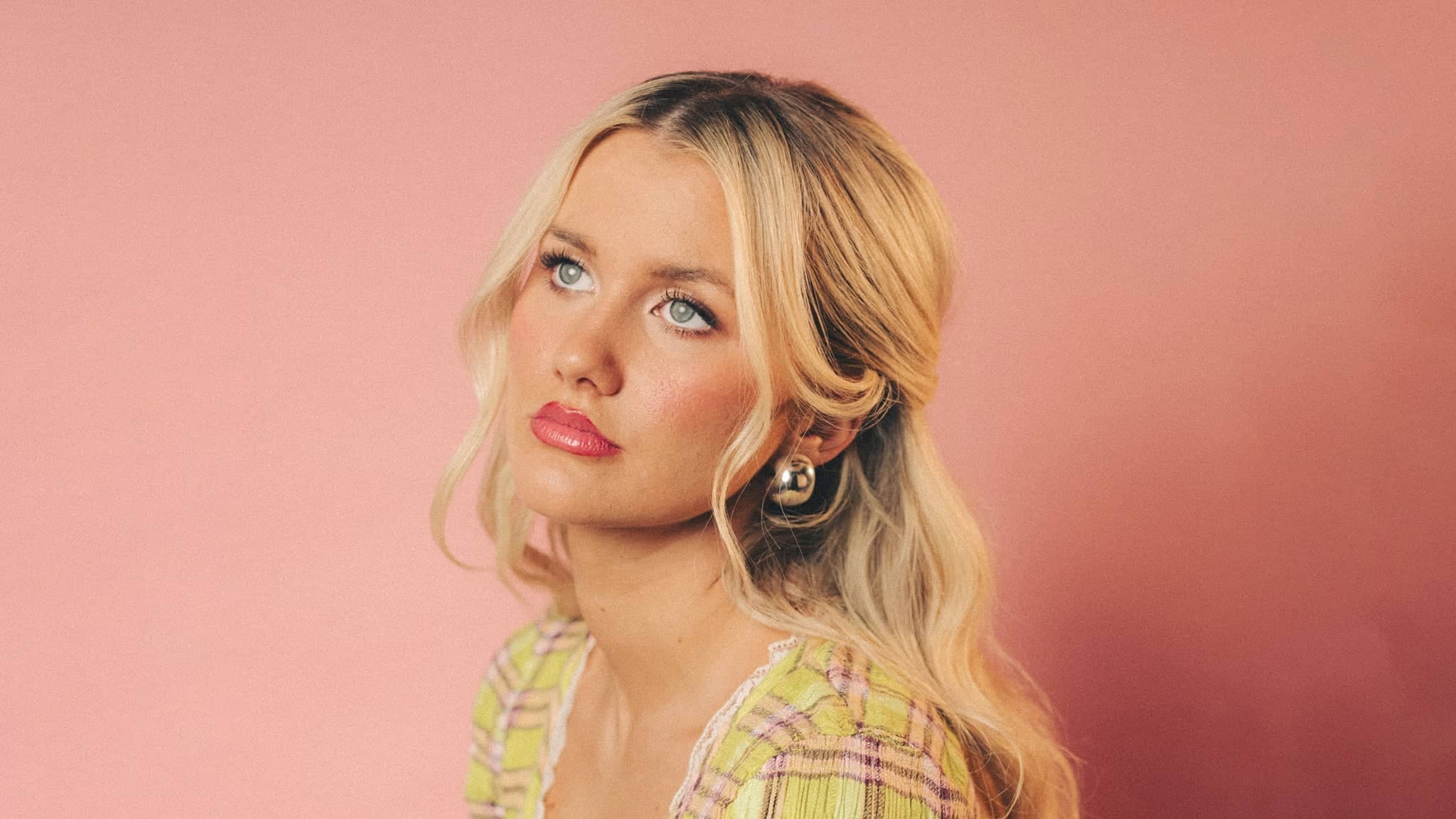 Elizabeth Nichols: I Don't Kiss & Tell, I Kiss & Tour